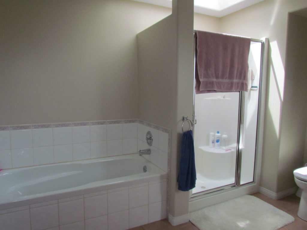 Budget friendly tips and ideas for home staging. Bathroom