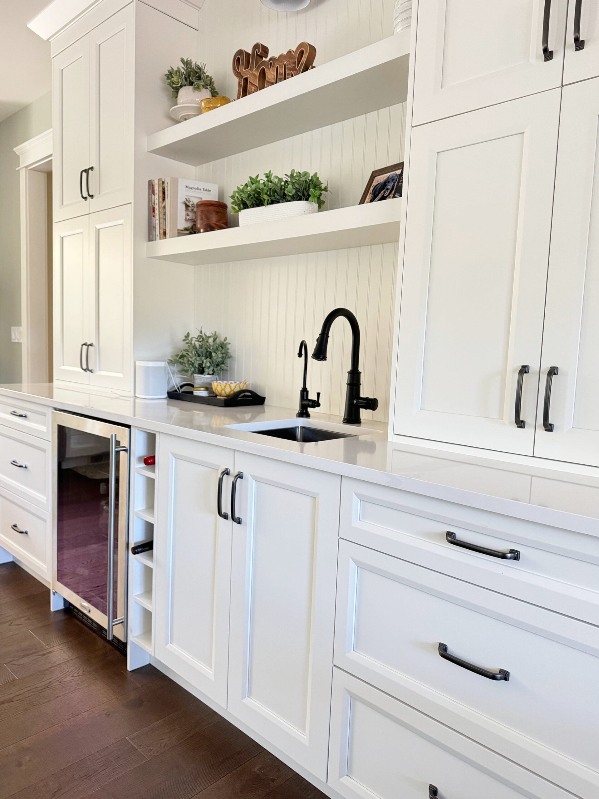 What Color Hardware With Calacatta Cabinet: Stunning Choices Revealed