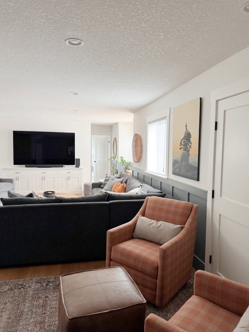 Benjamin MOore White Dove, best white paint color, Sherwin Williams Foggy Day board and batten, orange accent chairs, blue accents, family room
